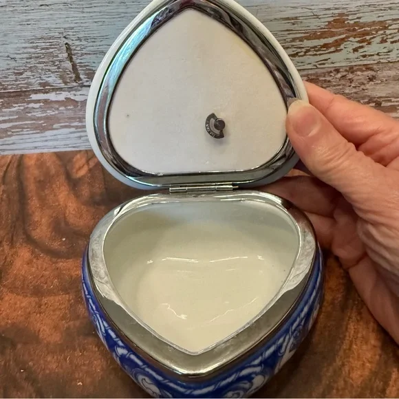 Porcelain Music Trinket Lidded Box Blue and White Plays “I will always love you” - Picture 5 of 9